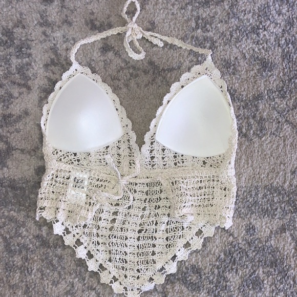 Halter top. - Picture 3 of 5